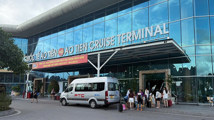 Hình ảnh trước cổng cảng Ao Tiên